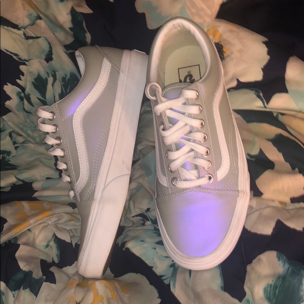 Holographic vans